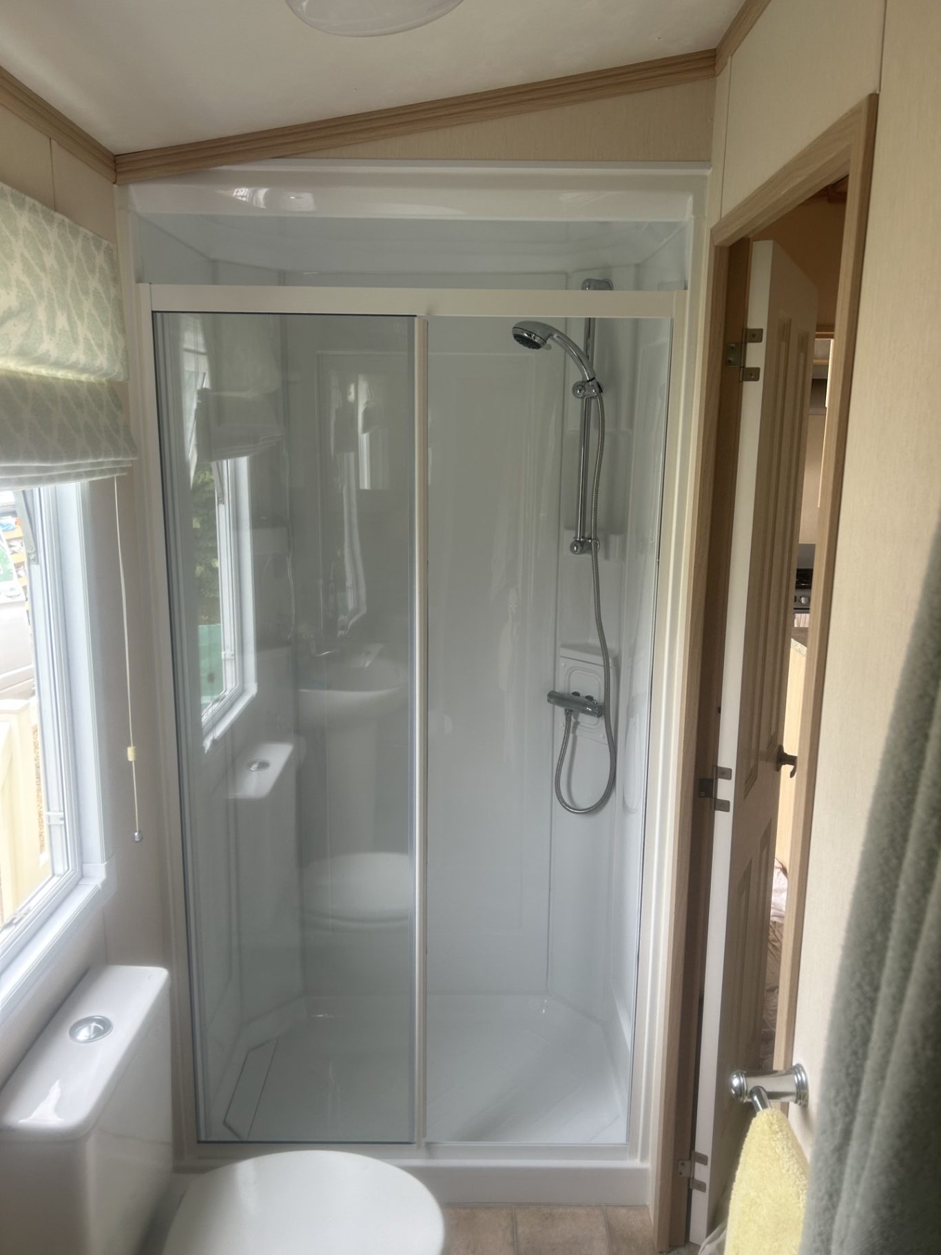 DB1 - Shower Enclosure DB1 - Shower Enclosure