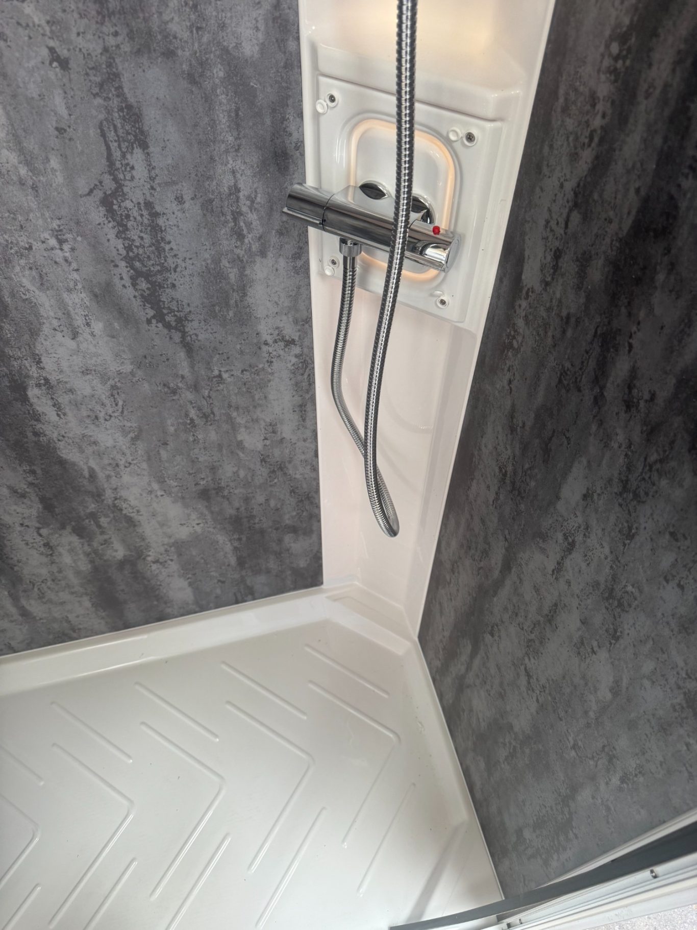 DB3 Cubicle Black Lava Walls 4 DB3 Cubicle Black Lava Walls 4