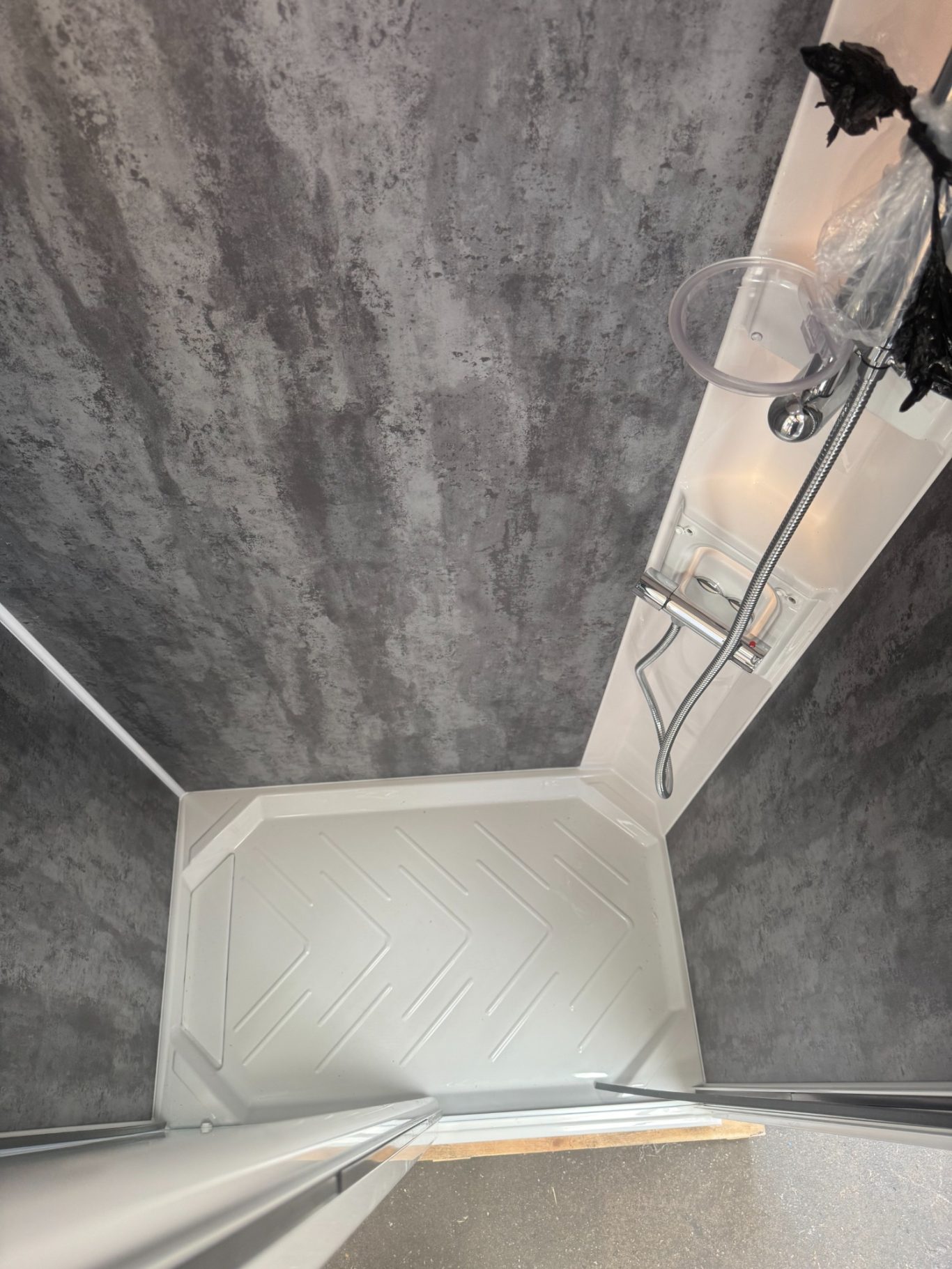 DB3 Cubicle Black Lava Walls 2 DB3 Cubicle Black Lava Walls 2