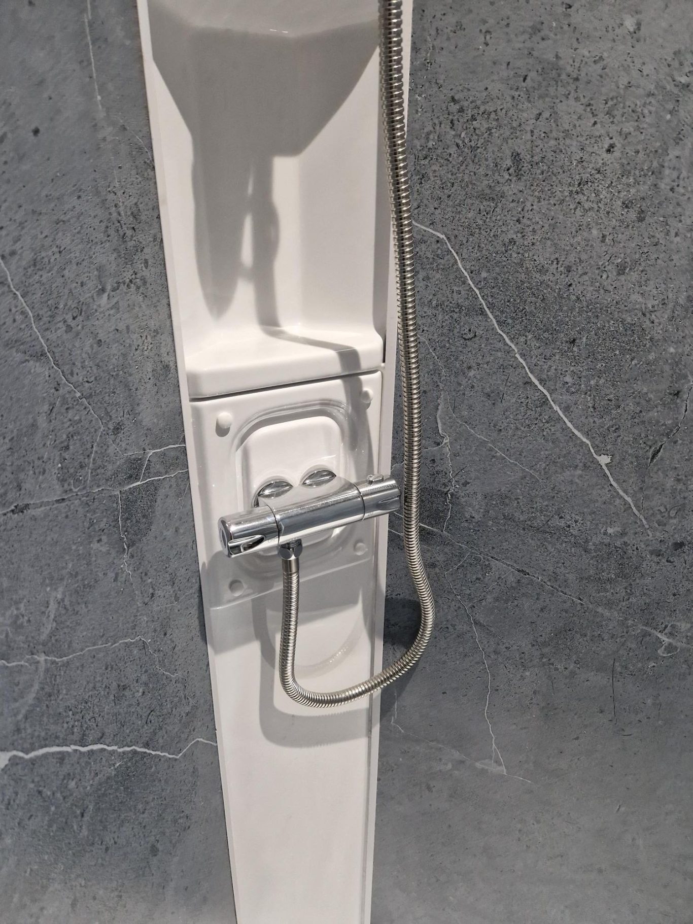 Thermostatic mixer valve Thermostatic mixer valve